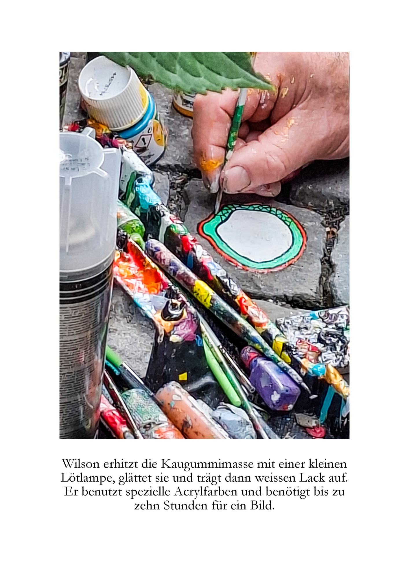 Wilson erhitzt die Kaugummimasse mit einer kleinen